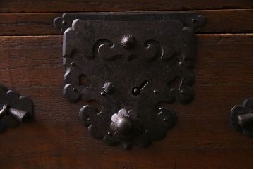 アンティーク家具　古民具・骨董　明治期　立派な金具が目を惹く鉄脚付き三国箪笥ローチェスト(時代箪笥、引き出し)