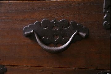 アンティーク家具　古民具・骨董　明治期　立派な金具が目を惹く鉄脚付き三国箪笥ローチェスト(時代箪笥、引き出し)