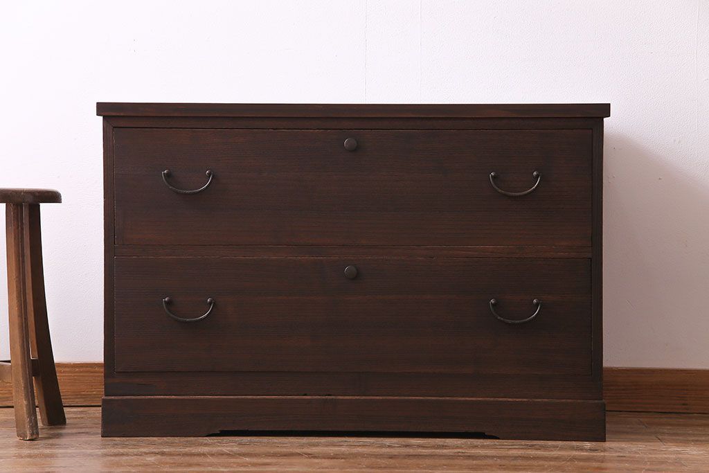 レトロ家具　昭和レトロ　前面桐材　可憐な彫りの金具が魅力的なローチェスト(箪笥、ローボード、引き出し、桐箪笥、桐たんす)