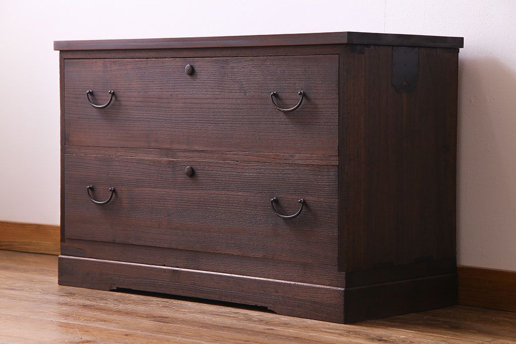 レトロ家具　昭和レトロ　前面桐材　可憐な彫りの金具が魅力的なローチェスト(箪笥、ローボード、引き出し、桐箪笥、桐たんす)