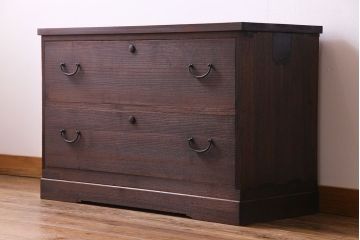 レトロ家具　昭和レトロ　前面桐材　可憐な彫りの金具が魅力的なローチェスト(箪笥、ローボード、引き出し、桐箪笥、桐たんす)