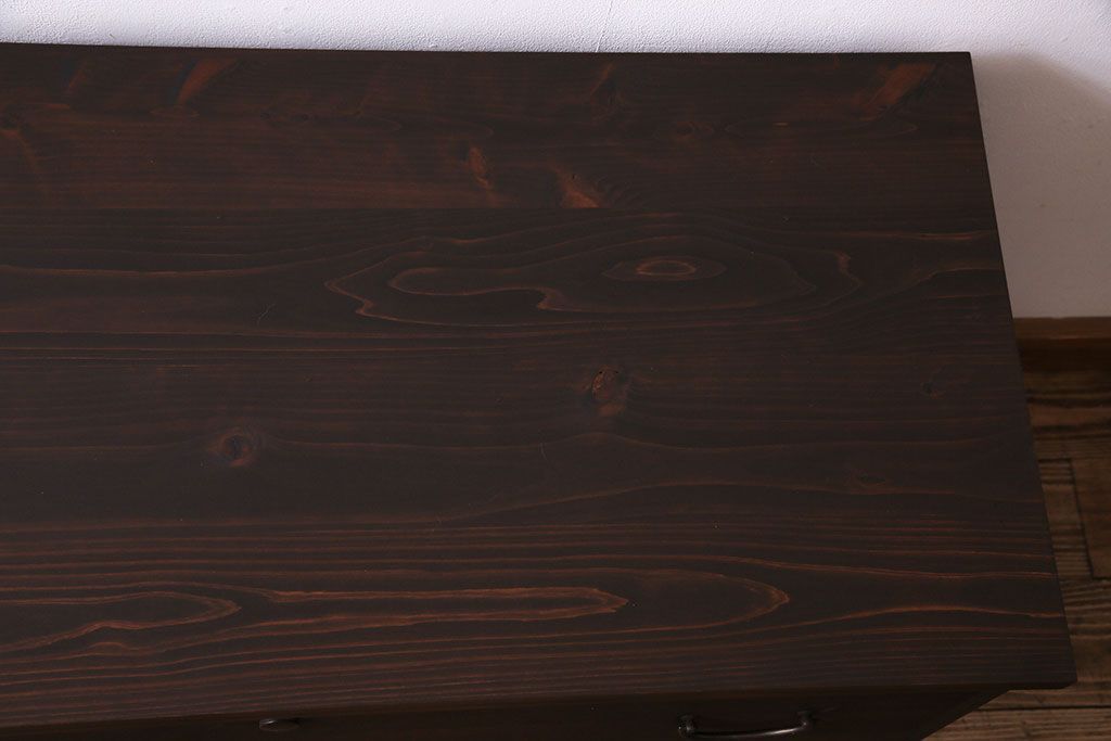 レトロ家具　昭和レトロ　前面桐材　可憐な彫りの金具が魅力的なローチェスト(箪笥、ローボード、引き出し、桐箪笥、桐たんす)