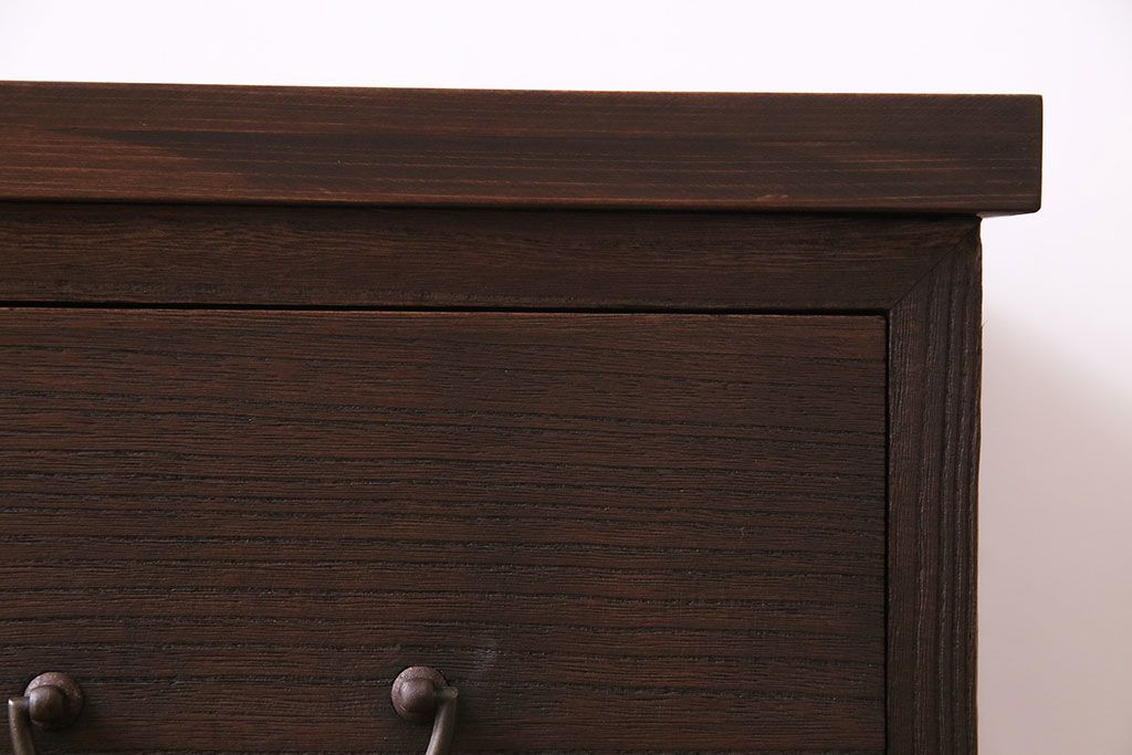 レトロ家具　昭和レトロ　前面桐材　可憐な彫りの金具が魅力的なローチェスト(箪笥、ローボード、引き出し、桐箪笥、桐たんす)