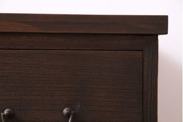 レトロ家具　昭和レトロ　前面桐材　可憐な彫りの金具が魅力的なローチェスト(箪笥、ローボード、引き出し、桐箪笥、桐たんす)