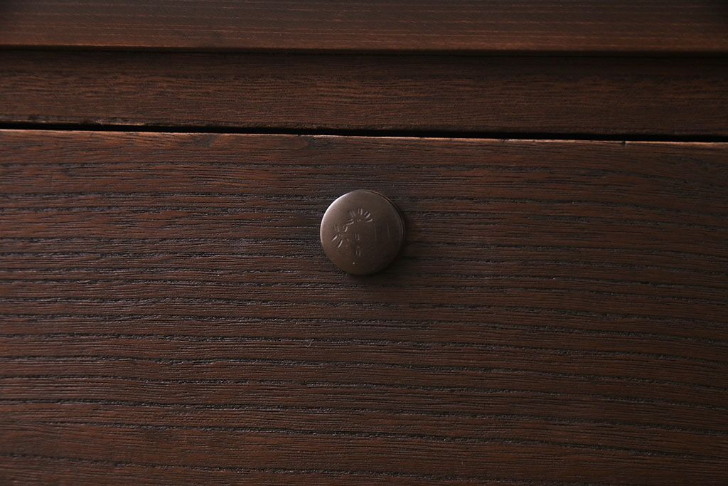 レトロ家具　昭和レトロ　前面桐材　可憐な彫りの金具が魅力的なローチェスト(箪笥、ローボード、引き出し、桐箪笥、桐たんす)