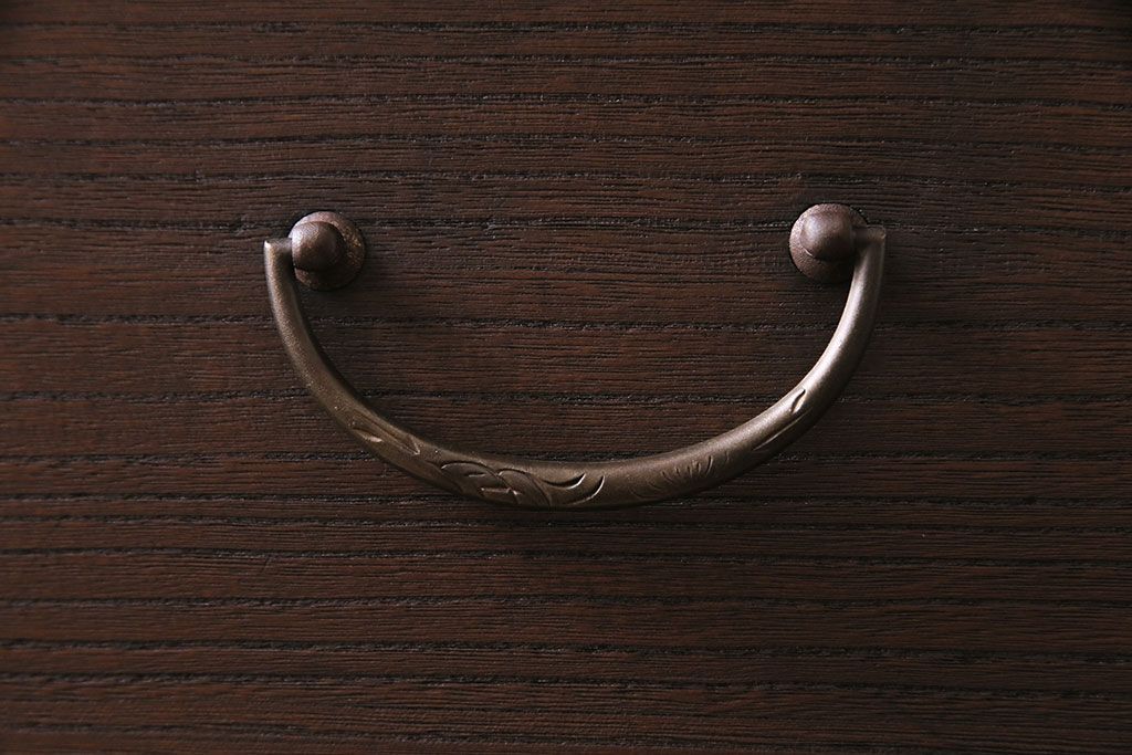 レトロ家具　昭和レトロ　前面桐材　可憐な彫りの金具が魅力的なローチェスト(箪笥、ローボード、引き出し、桐箪笥、桐たんす)
