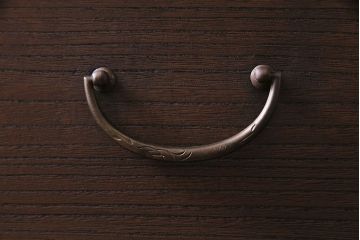 レトロ家具　昭和レトロ　前面桐材　可憐な彫りの金具が魅力的なローチェスト(箪笥、ローボード、引き出し、桐箪笥、桐たんす)