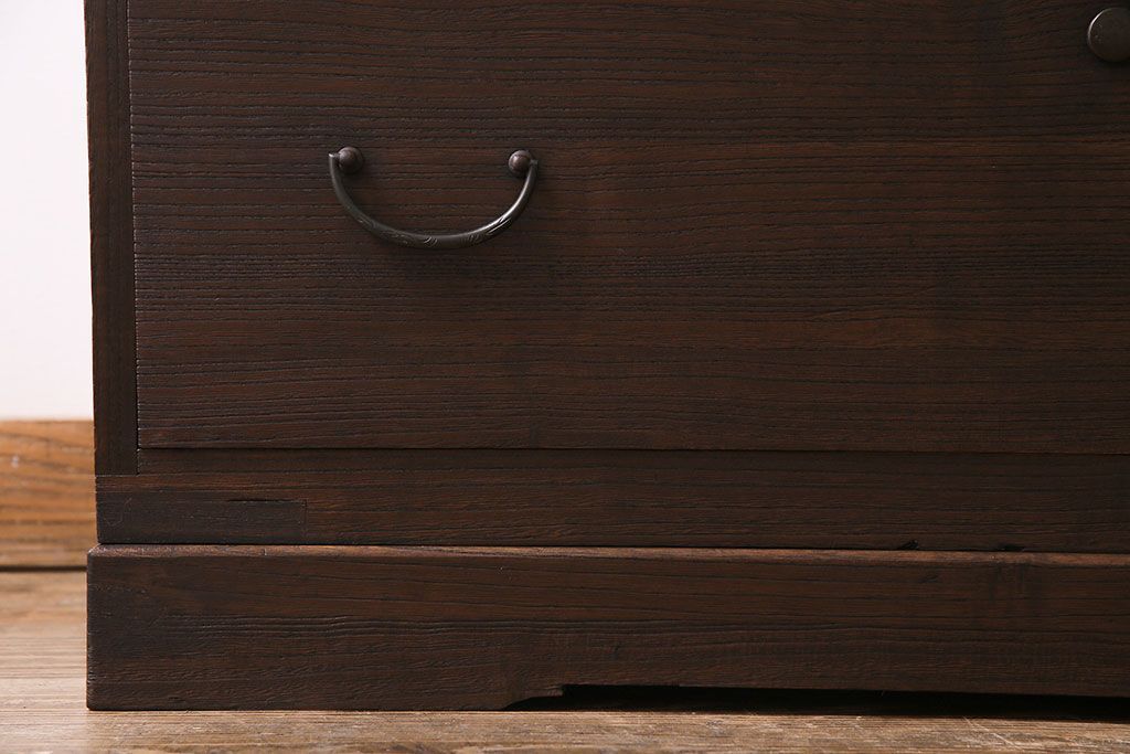 レトロ家具　昭和レトロ　前面桐材　可憐な彫りの金具が魅力的なローチェスト(箪笥、ローボード、引き出し、桐箪笥、桐たんす)