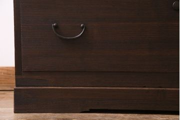 レトロ家具　昭和レトロ　前面桐材　可憐な彫りの金具が魅力的なローチェスト(箪笥、ローボード、引き出し、桐箪笥、桐たんす)