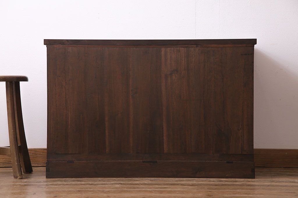 レトロ家具　昭和レトロ　前面桐材　可憐な彫りの金具が魅力的なローチェスト(箪笥、ローボード、引き出し、桐箪笥、桐たんす)