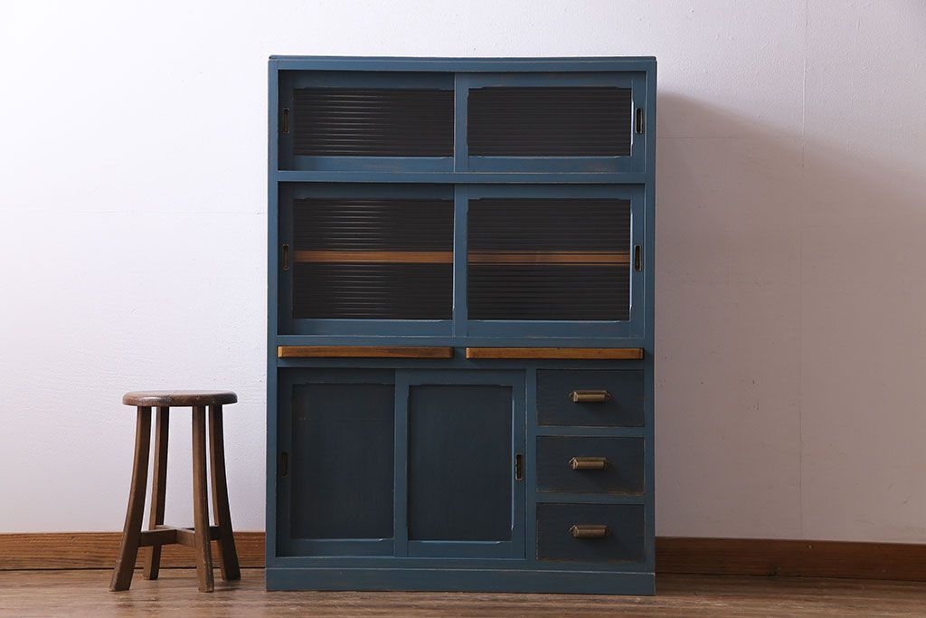 ペイント家具　モールガラス入り!作業台付きで使いやすい食器棚(戸棚、サイドボード、キッチンボード)