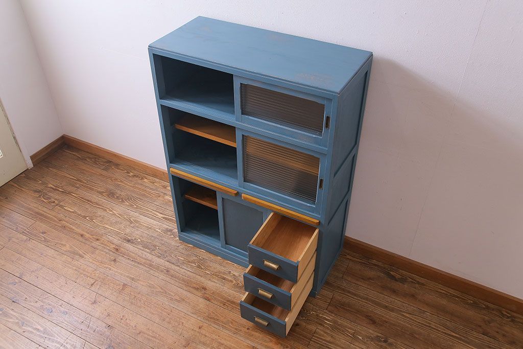 ペイント家具　モールガラス入り!作業台付きで使いやすい食器棚(戸棚、サイドボード、キッチンボード)