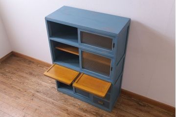 ペイント家具　モールガラス入り!作業台付きで使いやすい食器棚(戸棚、サイドボード、キッチンボード)