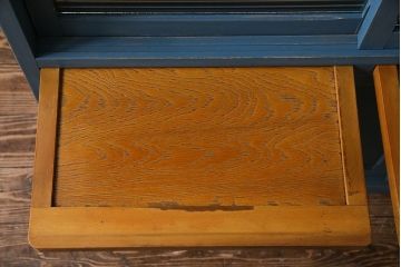 ペイント家具　モールガラス入り!作業台付きで使いやすい食器棚(戸棚、サイドボード、キッチンボード)