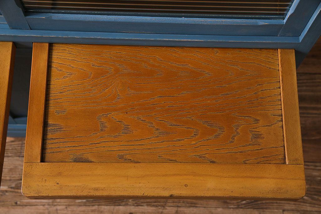 ペイント家具　モールガラス入り!作業台付きで使いやすい食器棚(戸棚、サイドボード、キッチンボード)