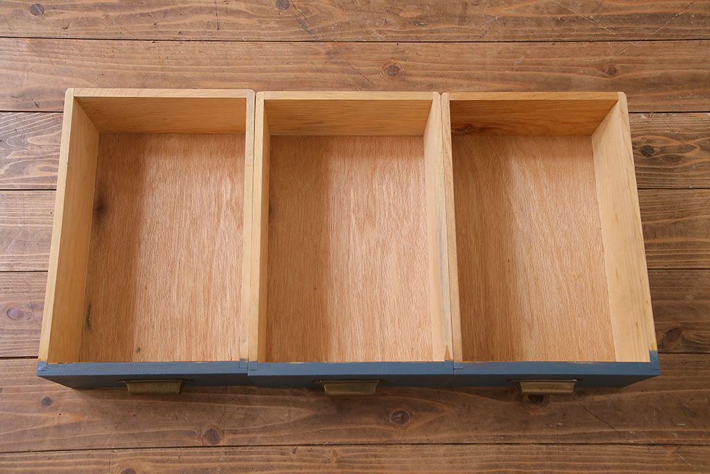 ペイント家具　モールガラス入り!作業台付きで使いやすい食器棚(戸棚、サイドボード、キッチンボード)