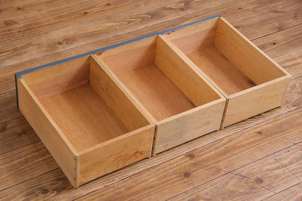 ペイント家具　モールガラス入り!作業台付きで使いやすい食器棚(戸棚、サイドボード、キッチンボード)