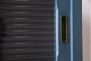 ペイント家具　モールガラス入り!作業台付きで使いやすい食器棚(戸棚、サイドボード、キッチンボード)