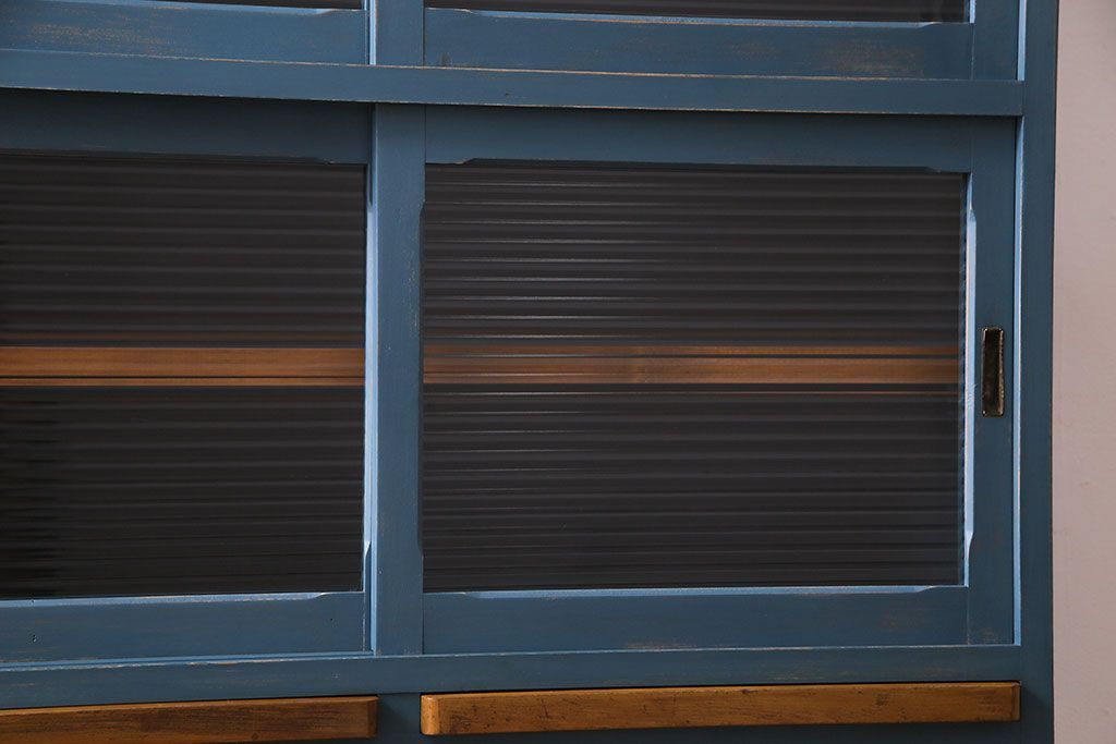 ペイント家具　モールガラス入り!作業台付きで使いやすい食器棚(戸棚、サイドボード、キッチンボード)