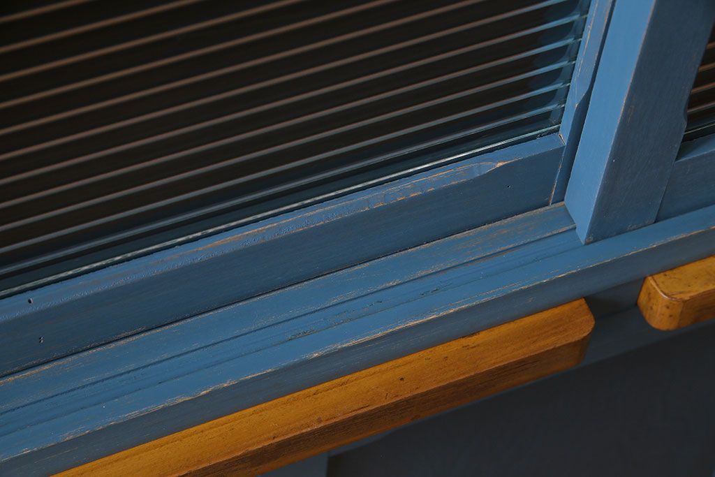 ペイント家具　モールガラス入り!作業台付きで使いやすい食器棚(戸棚、サイドボード、キッチンボード)