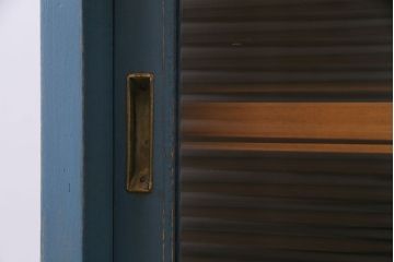 ペイント家具　モールガラス入り!作業台付きで使いやすい食器棚(戸棚、サイドボード、キッチンボード)