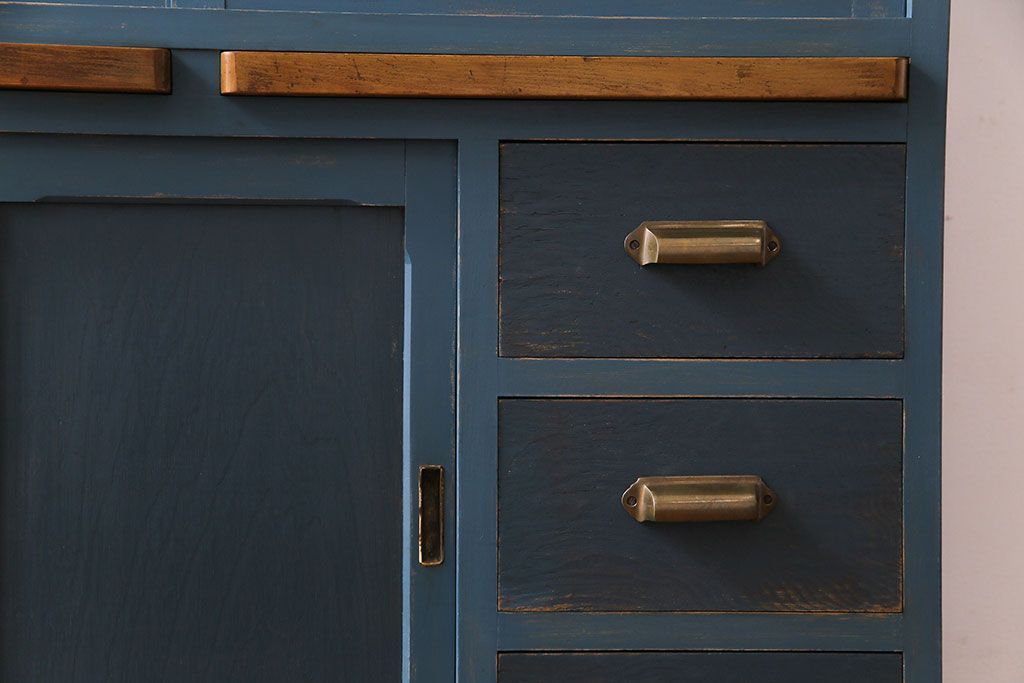 ペイント家具　モールガラス入り!作業台付きで使いやすい食器棚(戸棚、サイドボード、キッチンボード)