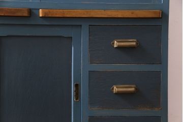 ペイント家具　モールガラス入り!作業台付きで使いやすい食器棚(戸棚、サイドボード、キッチンボード)