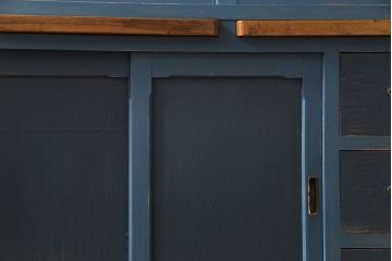 ペイント家具　モールガラス入り!作業台付きで使いやすい食器棚(戸棚、サイドボード、キッチンボード)