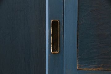 ペイント家具　モールガラス入り!作業台付きで使いやすい食器棚(戸棚、サイドボード、キッチンボード)