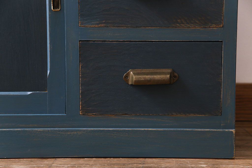 ペイント家具　モールガラス入り!作業台付きで使いやすい食器棚(戸棚、サイドボード、キッチンボード)