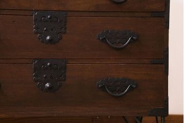 アンティーク家具　和製アンティーク　前面桐材　飾り金具が目を惹く三国箪笥(みくにたんす、桐箪笥、桐たんす)のローチェスト(ローボード、引き出し、桐箪笥、桐たんす)