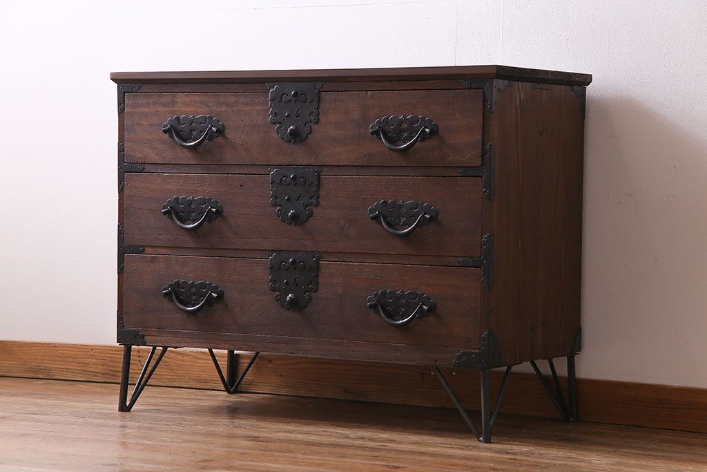 アンティーク家具　和製アンティーク　前面桐材　飾り金具が目を惹く三国箪笥(みくにたんす、桐箪笥、桐たんす)のローチェスト(ローボード、引き出し、桐箪笥、桐たんす)