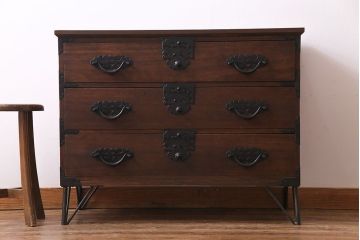 アンティーク家具　和製アンティーク　前面桐材　飾り金具が目を惹く三国箪笥(みくにたんす、桐箪笥、桐たんす)のローチェスト(ローボード、引き出し、桐箪笥、桐たんす)