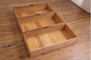 アンティーク家具　和製アンティーク　前面桐材　飾り金具が目を惹く三国箪笥(みくにたんす、桐箪笥、桐たんす)のローチェスト(ローボード、引き出し、桐箪笥、桐たんす)