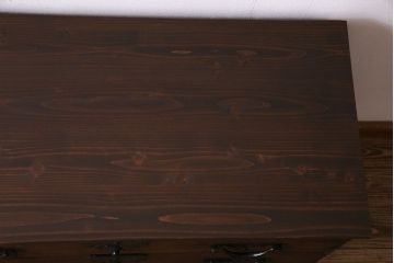 アンティーク家具　和製アンティーク　前面桐材　飾り金具が目を惹く三国箪笥(みくにたんす、桐箪笥、桐たんす)のローチェスト(ローボード、引き出し、桐箪笥、桐たんす)