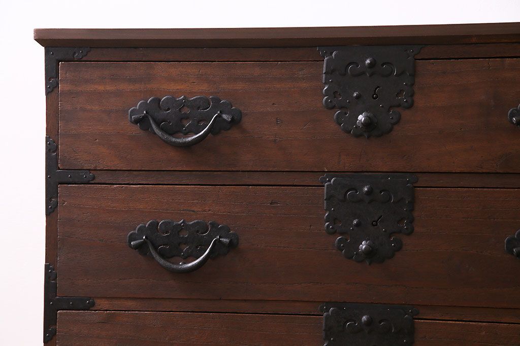 アンティーク家具　和製アンティーク　前面桐材　飾り金具が目を惹く三国箪笥(みくにたんす、桐箪笥、桐たんす)のローチェスト(ローボード、引き出し、桐箪笥、桐たんす)