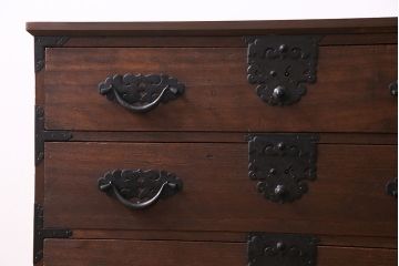 アンティーク家具　和製アンティーク　前面桐材　飾り金具が目を惹く三国箪笥(みくにたんす、桐箪笥、桐たんす)のローチェスト(ローボード、引き出し、桐箪笥、桐たんす)