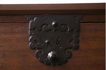 アンティーク家具　和製アンティーク　前面桐材　飾り金具が目を惹く三国箪笥(みくにたんす、桐箪笥、桐たんす)のローチェスト(ローボード、引き出し、桐箪笥、桐たんす)