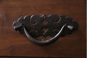 アンティーク家具　和製アンティーク　前面桐材　飾り金具が目を惹く三国箪笥(みくにたんす、桐箪笥、桐たんす)のローチェスト(ローボード、引き出し、桐箪笥、桐たんす)