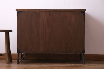 アンティーク家具　和製アンティーク　前面桐材　飾り金具が目を惹く三国箪笥(みくにたんす、桐箪笥、桐たんす)のローチェスト(ローボード、引き出し、桐箪笥、桐たんす)