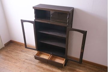 レトロ家具　昭和期　レトロで上品な雰囲気が漂う大型キャビネット(本箱、本棚、収納棚)