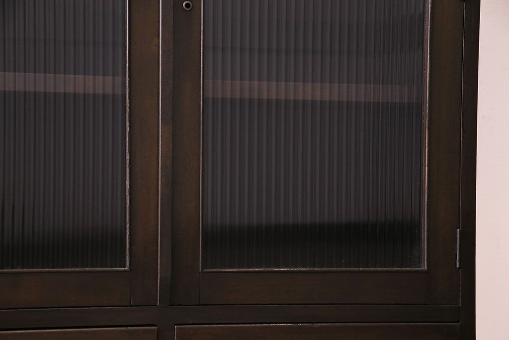 レトロ家具　昭和期　レトロで上品な雰囲気が漂う大型キャビネット(本箱、本棚、収納棚)