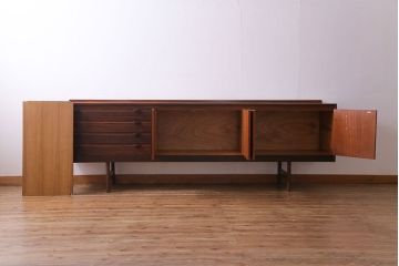 北欧ビンテージ家具　希少品!　バイカラーがおしゃれな特大サイズのサイドボード(リビングボード、キャビネット)