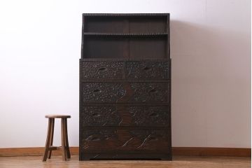 中古美品　伝統工芸　軽井沢彫り　繊細な彫りが豪華さを演出する棚付きチェスト(衣装箪笥、引き出し)