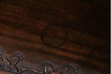 中古美品　伝統工芸　軽井沢彫り　繊細な彫りが豪華さを演出する棚付きチェスト(衣装箪笥、引き出し)
