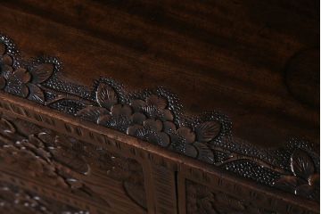 中古美品　伝統工芸　軽井沢彫り　繊細な彫りが豪華さを演出する棚付きチェスト(衣装箪笥、引き出し)