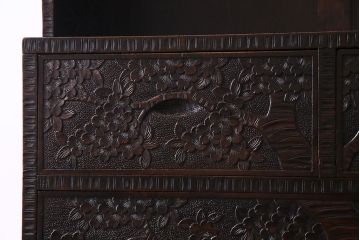 中古美品　伝統工芸　軽井沢彫り　繊細な彫りが豪華さを演出する棚付きチェスト(衣装箪笥、引き出し)