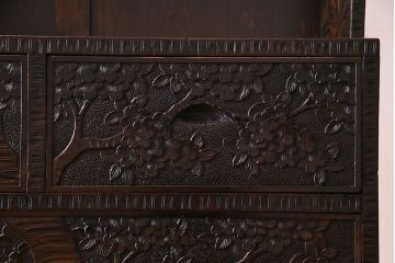 中古美品　伝統工芸　軽井沢彫り　繊細な彫りが豪華さを演出する棚付きチェスト(衣装箪笥、引き出し)