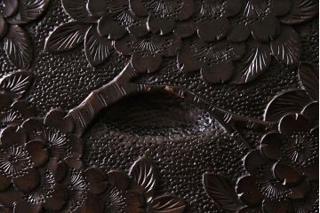 中古美品　伝統工芸　軽井沢彫り　繊細な彫りが豪華さを演出する棚付きチェスト(衣装箪笥、引き出し)