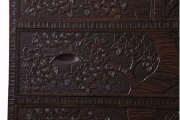 中古美品　伝統工芸　軽井沢彫り　繊細な彫りが豪華さを演出する棚付きチェスト(衣装箪笥、引き出し)